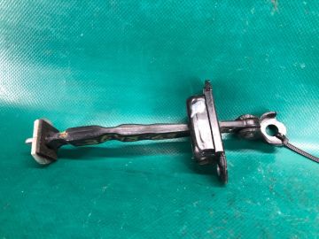 Обмежувач дверей задн. лів. NISSAN ROGUE 08-15