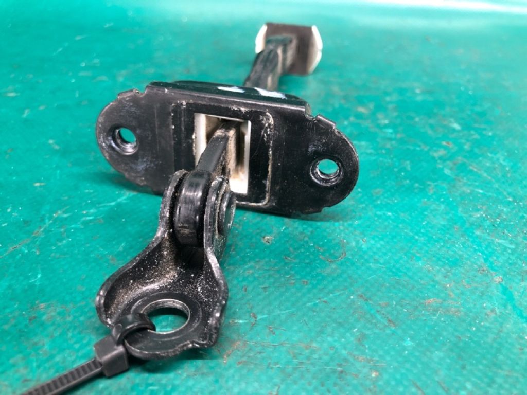 82430-JM70A | Обмежувач дверей задн. лів. NISSAN ROGUE 08-15 - Фото 4