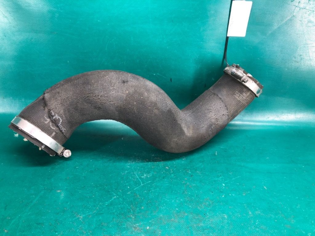 8R0 145 993 A | Патрубок інтеркулера AUDI Q5 08-16