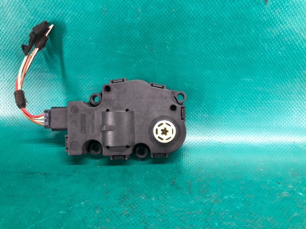 8K0 820 511 C | Моторчик заслонки печки AUDI Q5 08-16