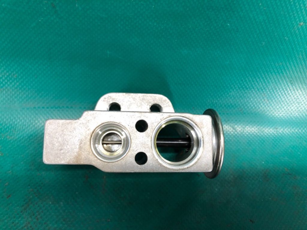 8T0 820 679 | Клапан кондиціонера AUDI Q5 08-16