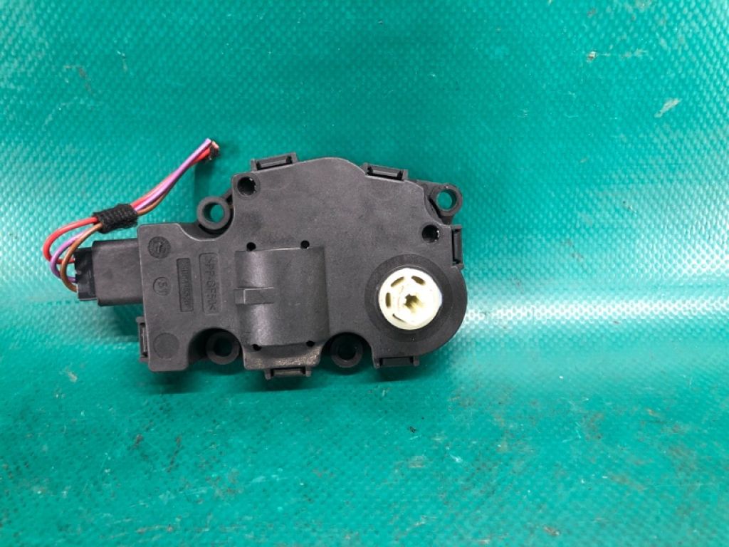 8K0 820 511 C | Моторчик заслонки печки AUDI Q5 08-16