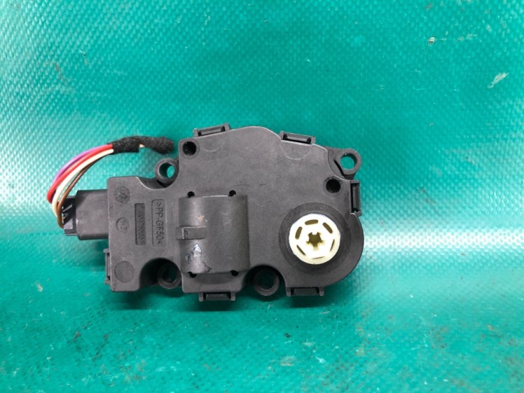 8K0 820 511 C | Моторчик заслонки печки AUDI Q5 08-16