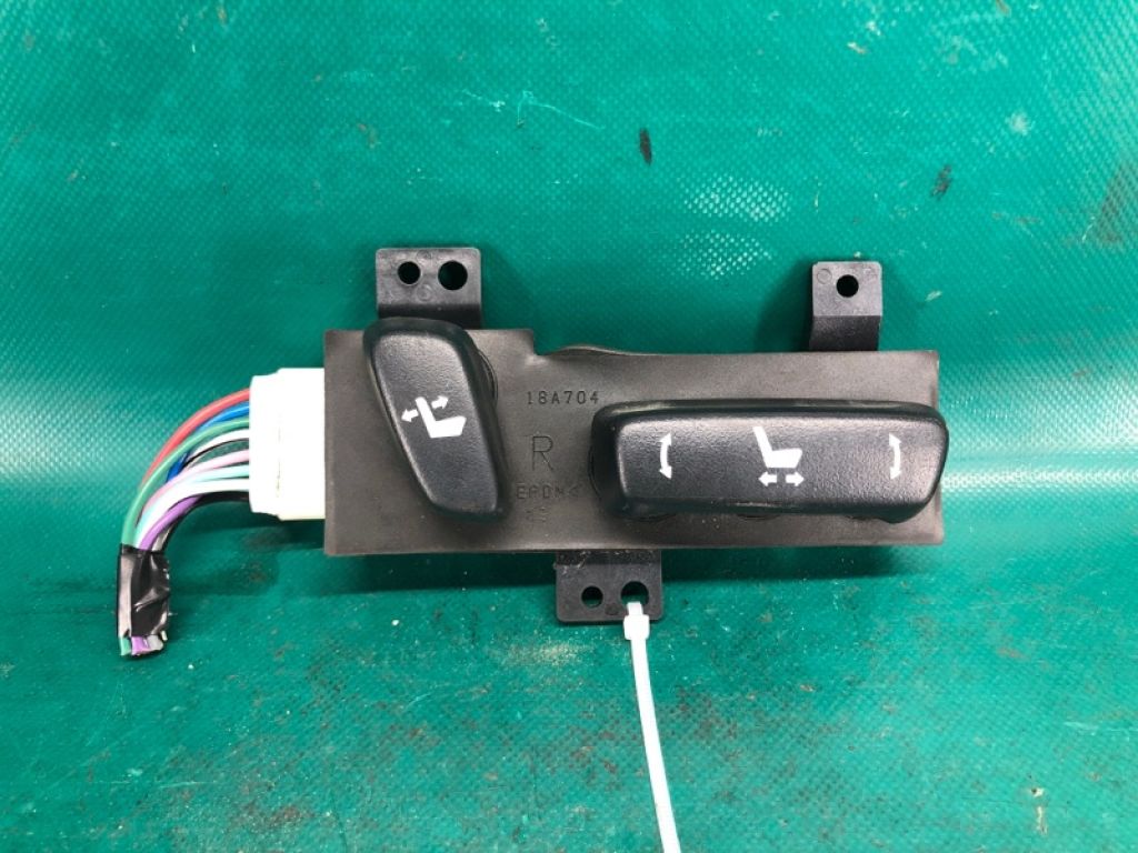 84922-60190 | Кнопка регулювання сидіння LEXUS NX 14-21