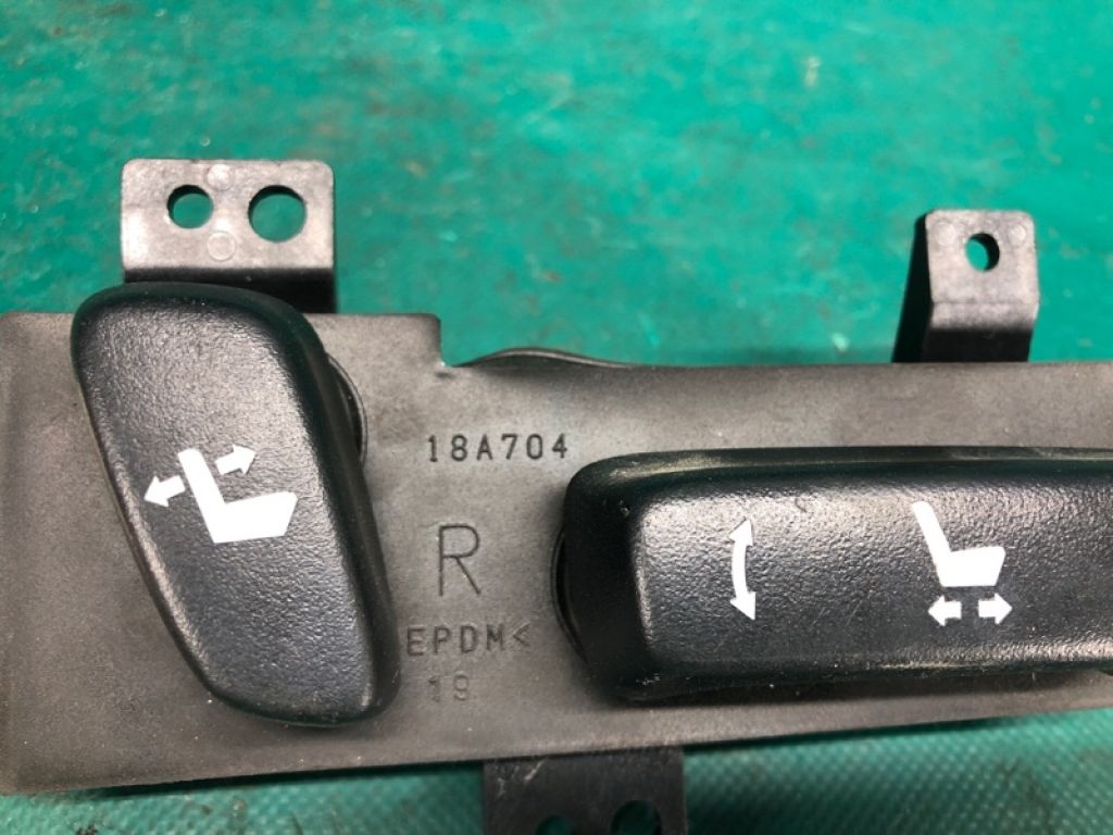 84922-60190 | Кнопка регулювання сидіння LEXUS NX 14-21 - Фото 4