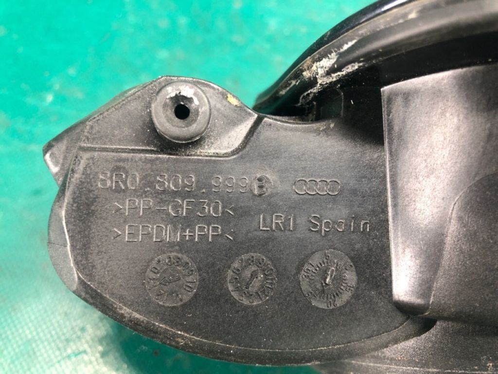 8R0 809 907 A GRU | Лючок топливного бака AUDI Q5 08-16 - Фото 4