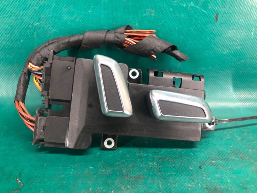 8K0 959 748 C | Кнопка регулировки сиденья прав. AUDI Q5 08-16