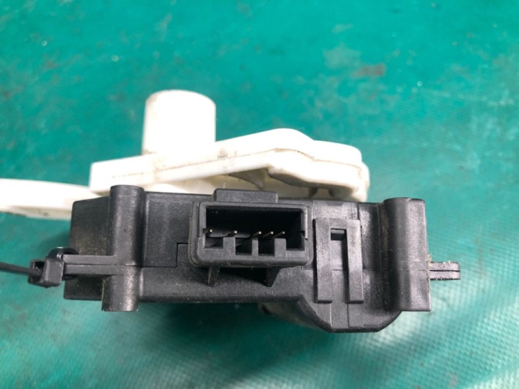 L206-61-A70 | Моторчик заслонки печки MAZDA CX-9 06-16 - Фото 3