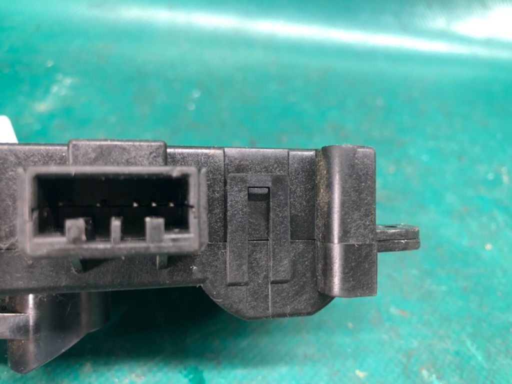 L207-61-A60 | Моторчик заслінки пічки MAZDA CX-9 06-16 - Фото 3