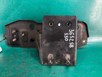 Кронштейн підсилювача переднього бампера прав. INFINITI FX S50 03-08