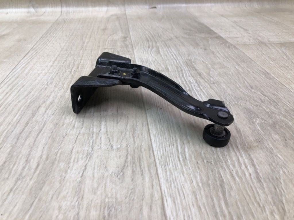 68411 071AA | Ролик зсувних дверей верхній лів. CHRYSLER PACIFICA 16-20