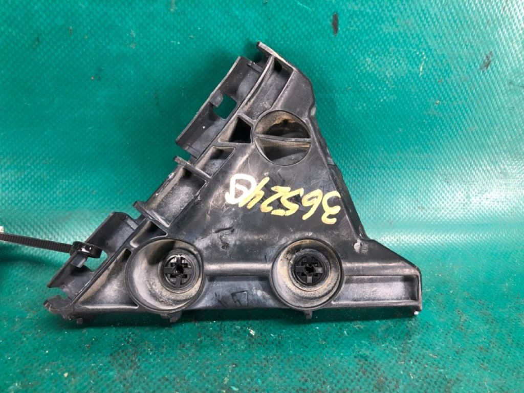 61647-06010 | Кронштейн заднього бампера прав. TOYOTA CAMRY 40 06-11