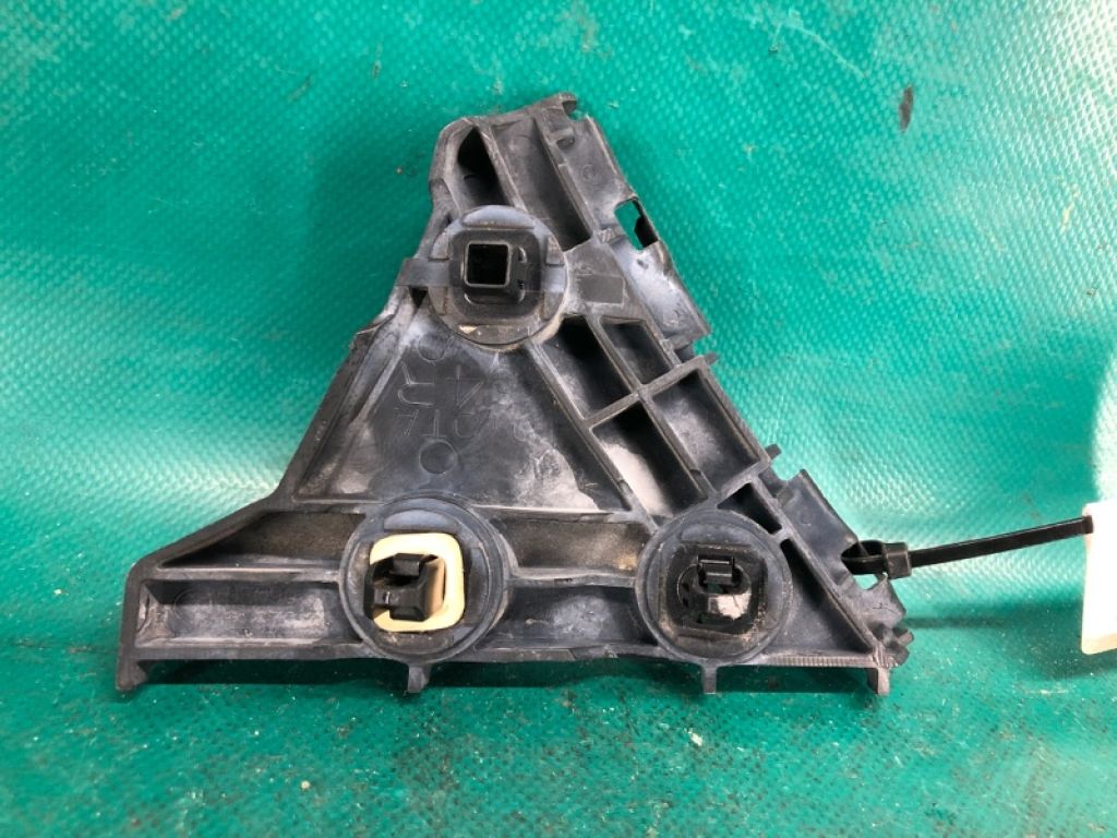 61647-06010 | Кронштейн заднього бампера прав. TOYOTA CAMRY 40 06-11 - Фото 3