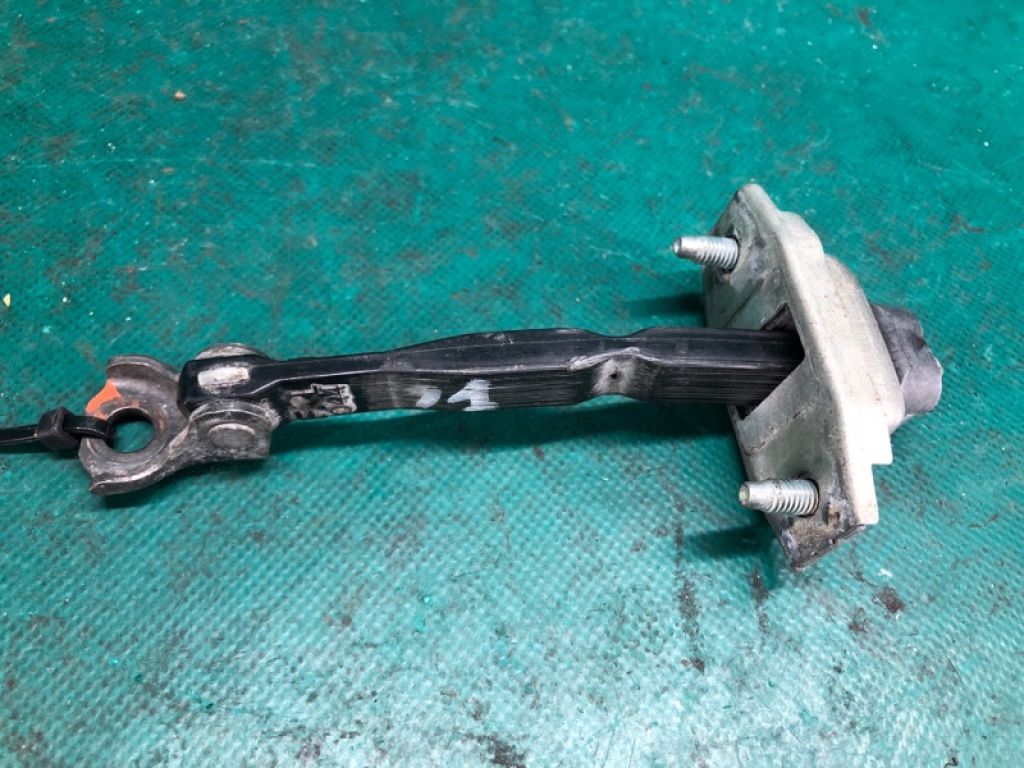 68620-06040 | Ограничитель двери передн. лев. TOYOTA CAMRY 40 06-11