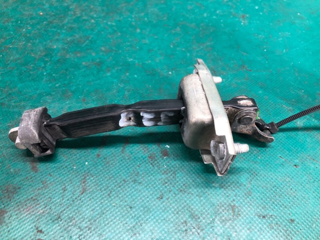 68610-06040 | Ограничитель двери передн. прав. TOYOTA CAMRY 40 06-11