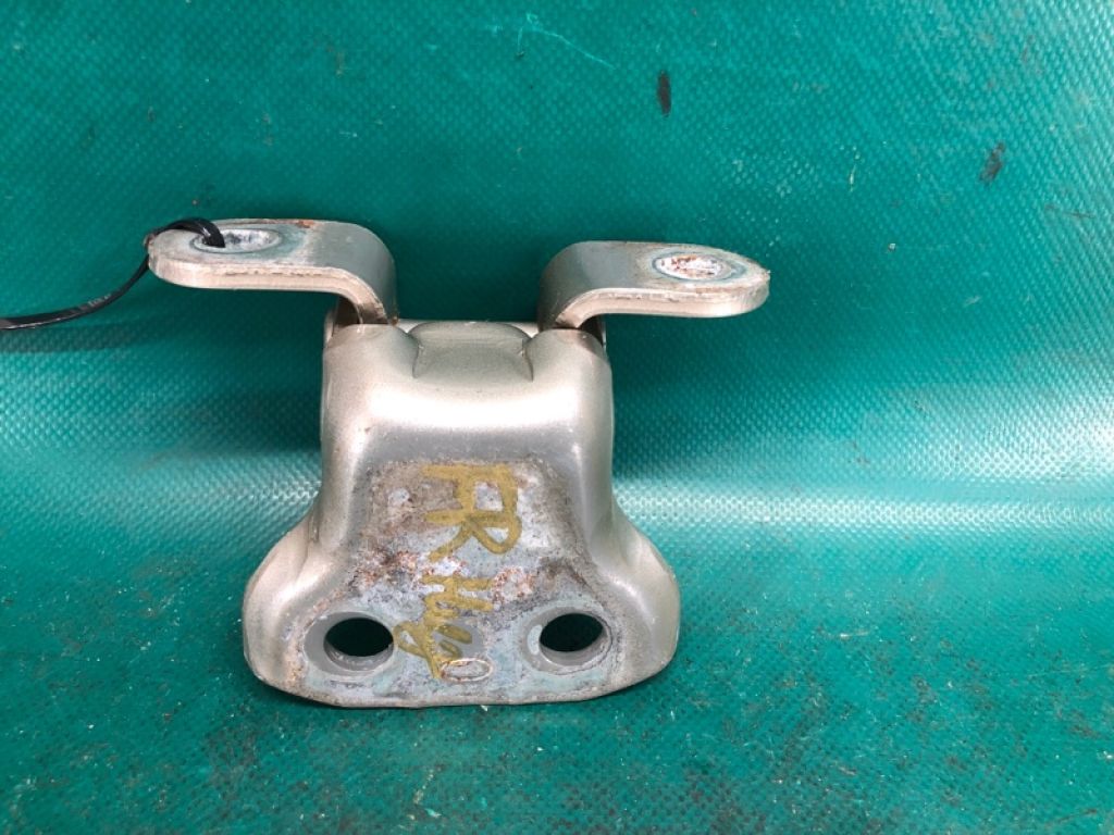 68730-AC010 | Петля двери нижняя передн. прав. TOYOTA CAMRY 40 06-11