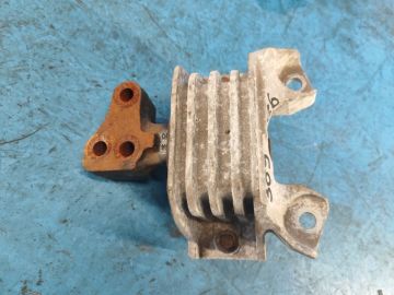 Подушка двигуна верхня лів. DODGE JOURNEY 08-20