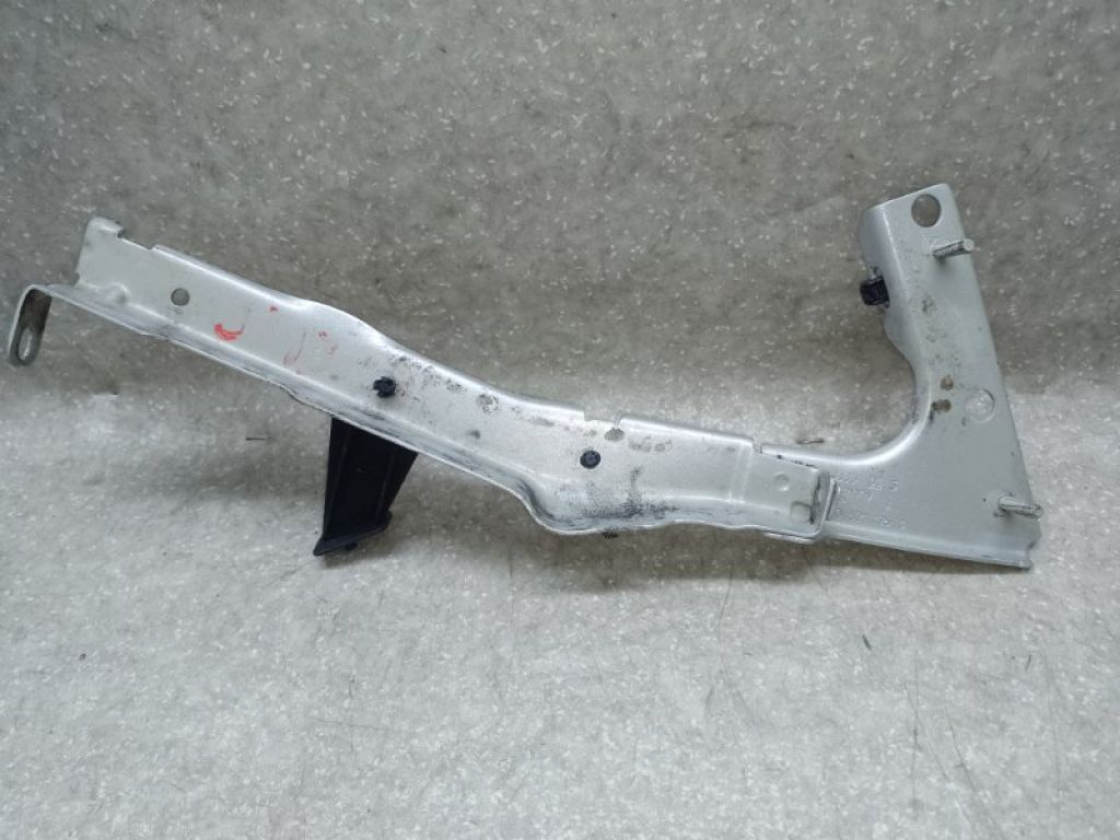 8T0821135C | Кронштейн крила передн. лів. AUDI A5 07-17