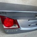 68500-SNK-G00ZZ | Кришка багажника HONDA CIVIC 4D 06-11 - Прев'ю 4