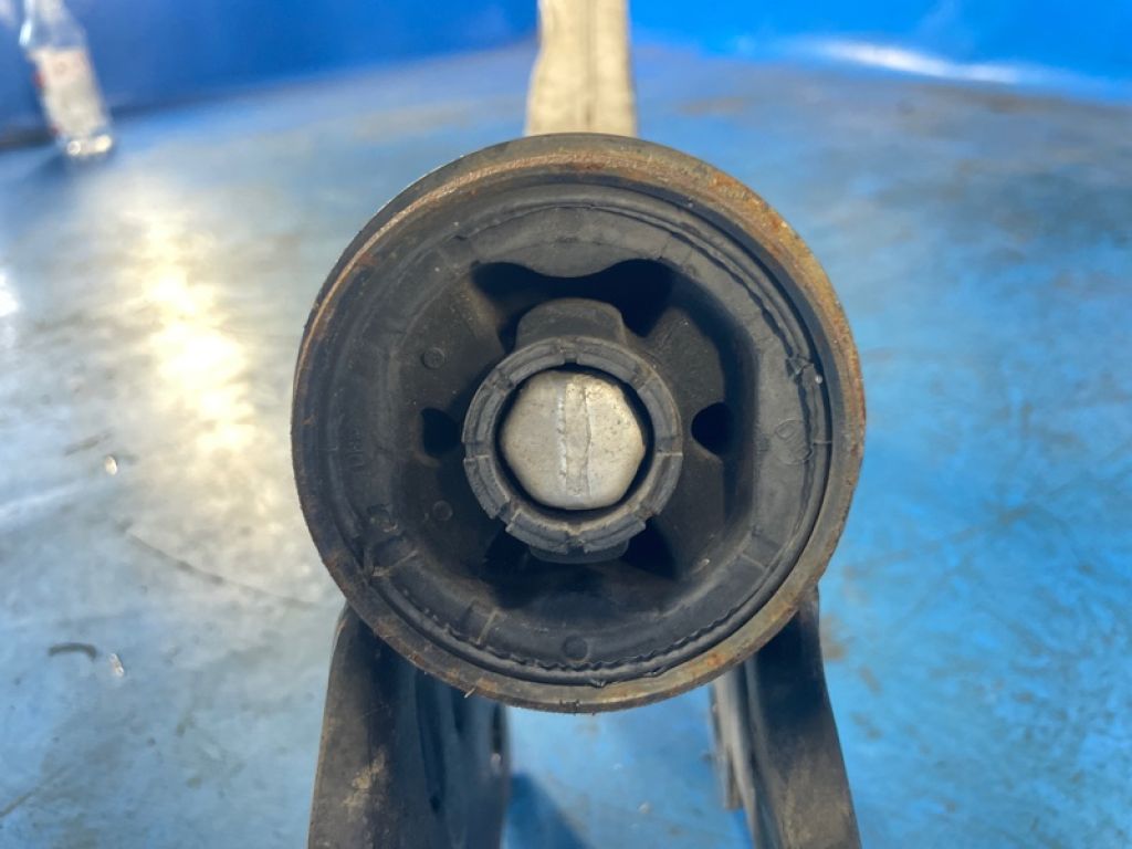 BV613A423 | Важіль передньої підвіски нижній прав. FORD FOCUS 10-18 - Фото 4