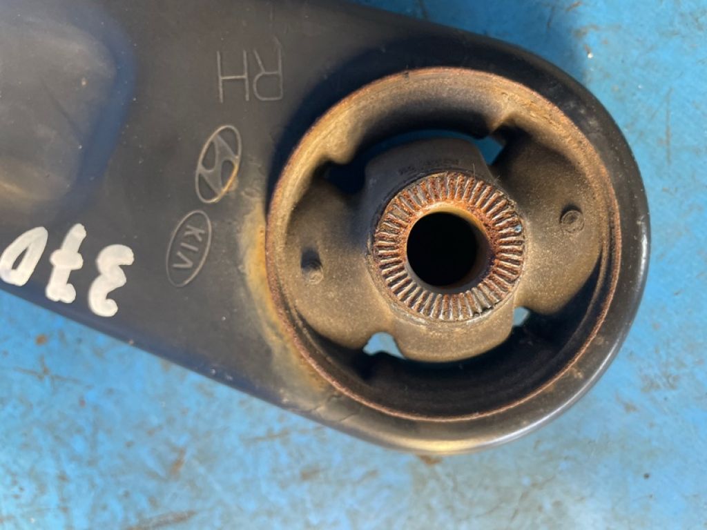 54501-B2000 | Важіль передньої підвіски нижній прав. KIA SOUL PS 13-19 - Фото 3