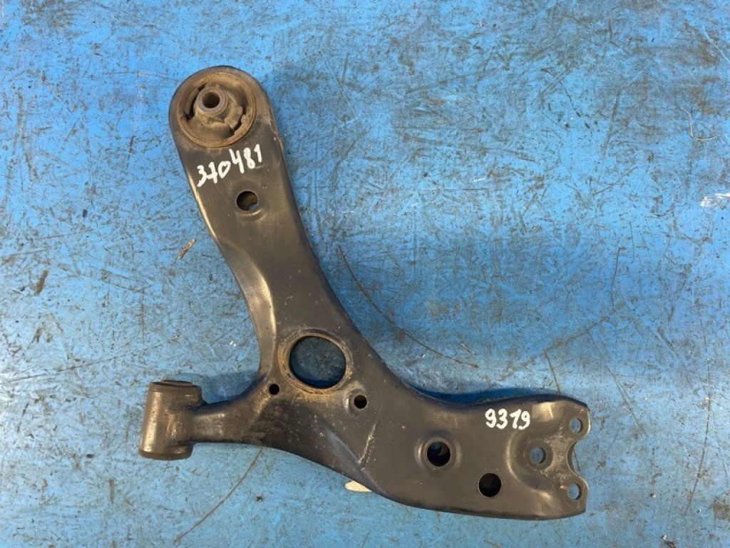 48069-47050 | Важіль передньої підвіски нижній лів. LEXUS CT200 11-17