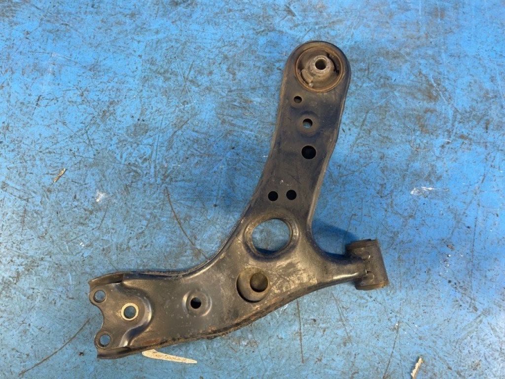 48069-47050 | Важіль передньої підвіски нижній лів. LEXUS CT200 11-17 - Фото 2