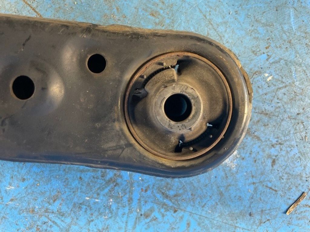 48069-47050 | Важіль передньої підвіски нижній лів. LEXUS CT200 11-17 - Фото 4