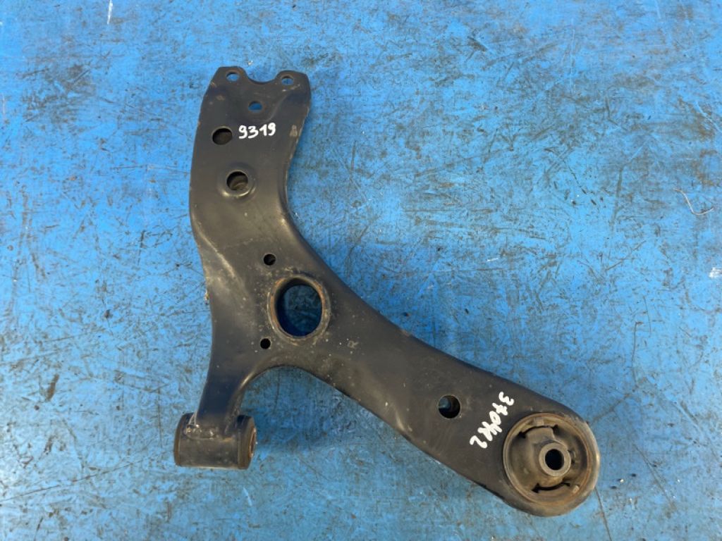 48068-47050 | Важіль передньої підвіски нижній прав. LEXUS CT200 11-17