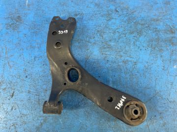 Важіль передньої підвіски нижній прав. LEXUS CT200 11-17