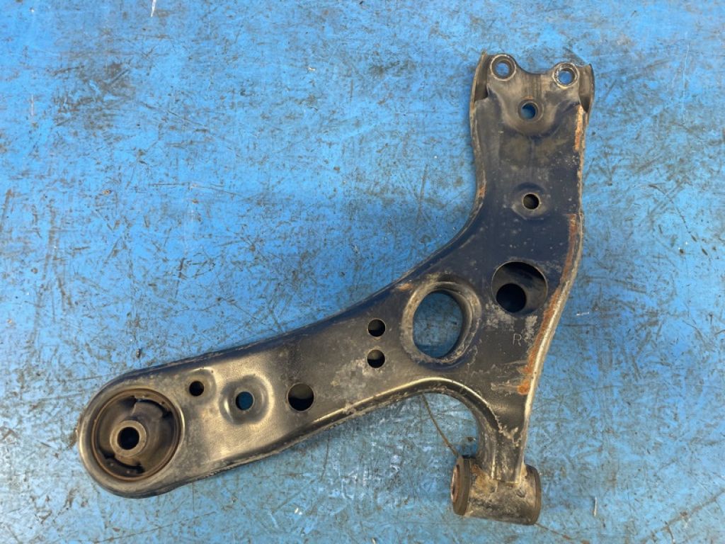 48068-47050 | Важіль передньої підвіски нижній прав. LEXUS CT200 11-17 - Фото 2