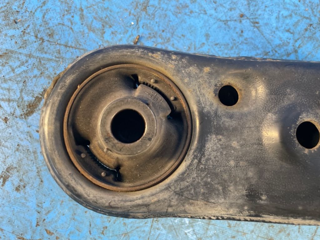 48068-47050 | Важіль передньої підвіски нижній прав. LEXUS CT200 11-17 - Фото 3