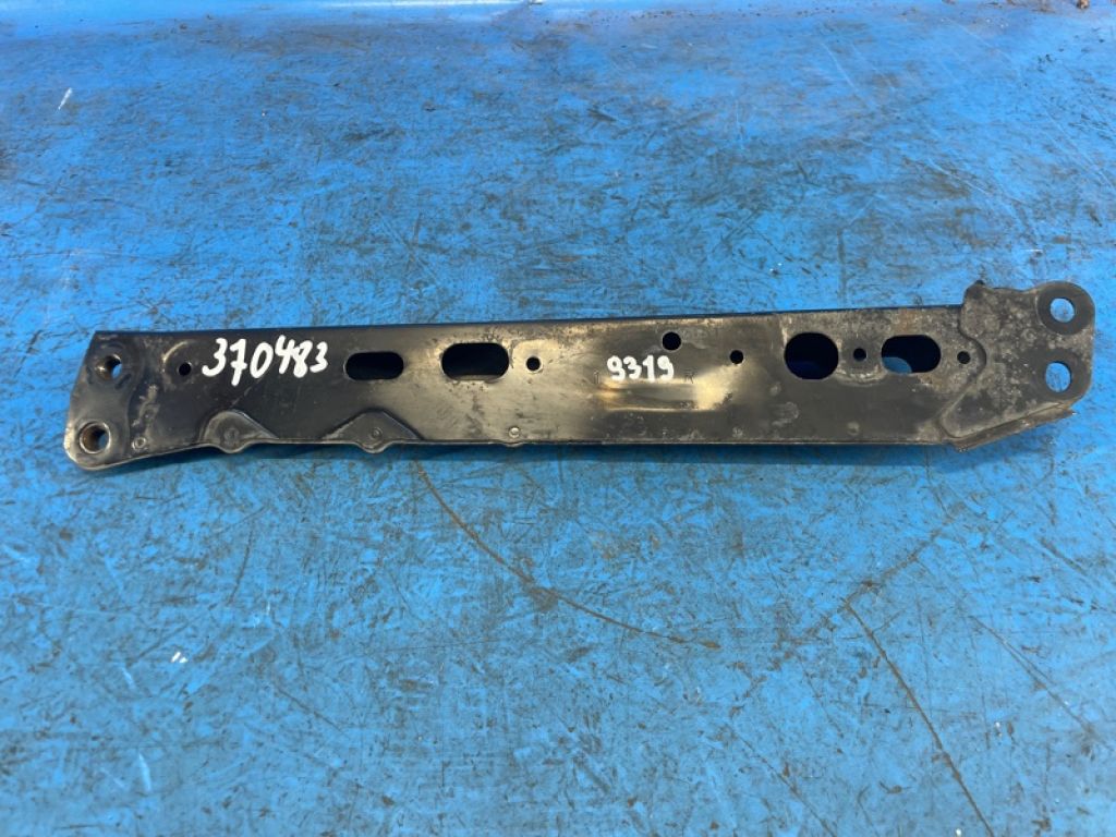 51107-12010 | Кронштейн кріплення передньої панелі прав. LEXUS CT200 11-17