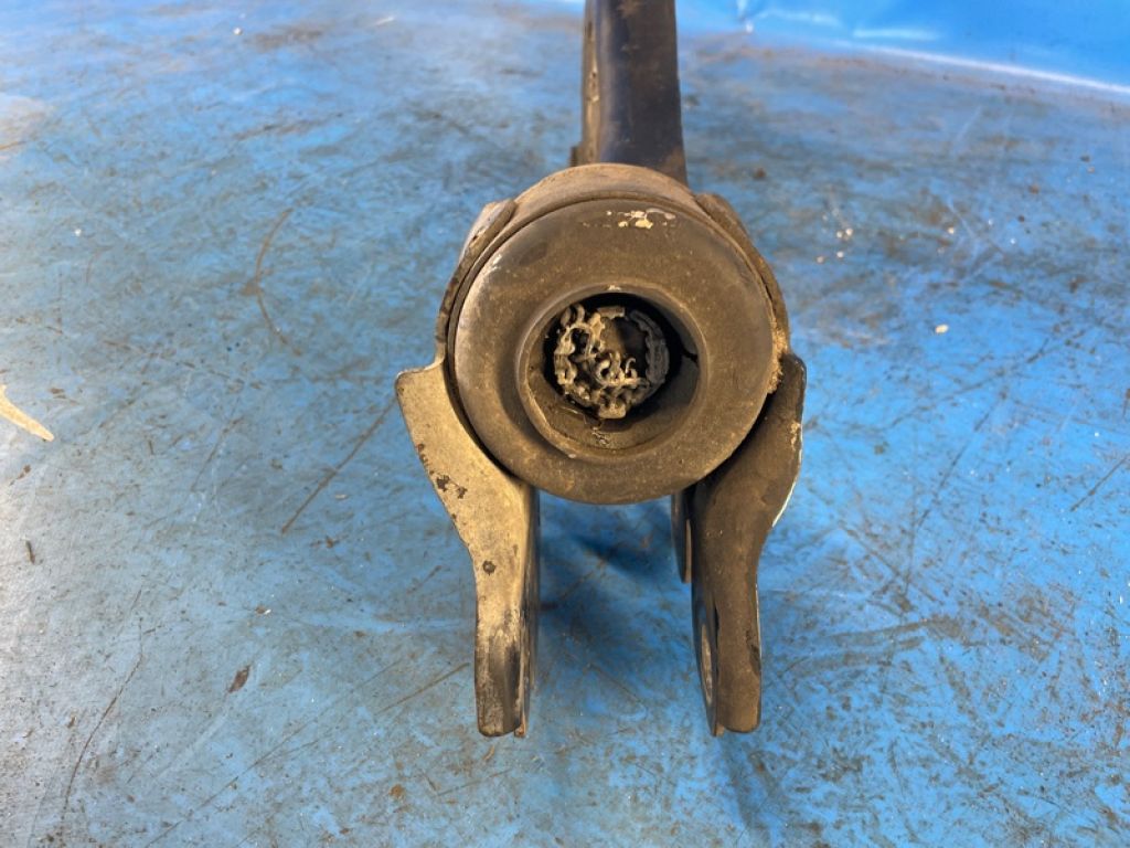 31277346 | Важіль передньої підвіски нижній прав. VOLVO XC70 07-16 - Фото 3