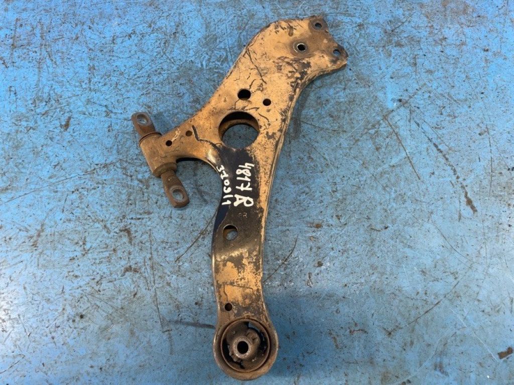 48068-08040 | Важіль передньої підвіски нижній прав. TOYOTA SIENNA 11-16