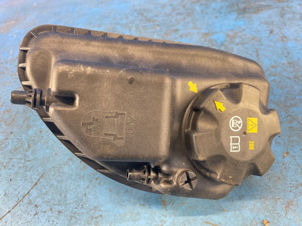 17 13 8 689 765 | Бачок розширювальний BMW XM (G09) 23-