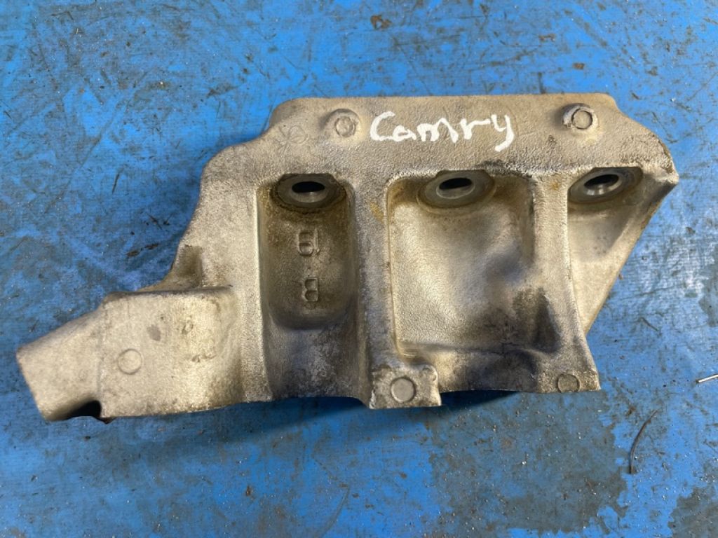 12316-0H050 | Кронштейн двигуна лів. TOYOTA CAMRY 40 06-11