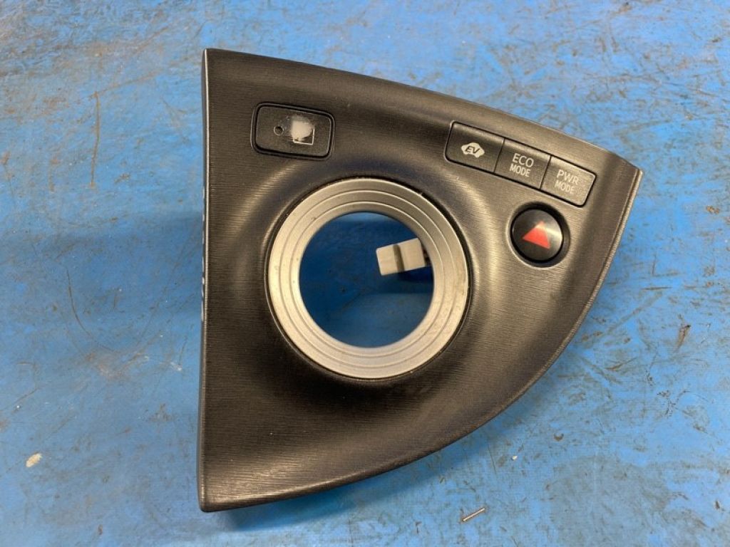 84010-47020 | Накладка торпедо-центр. TOYOTA PRIUS - 30 09-17