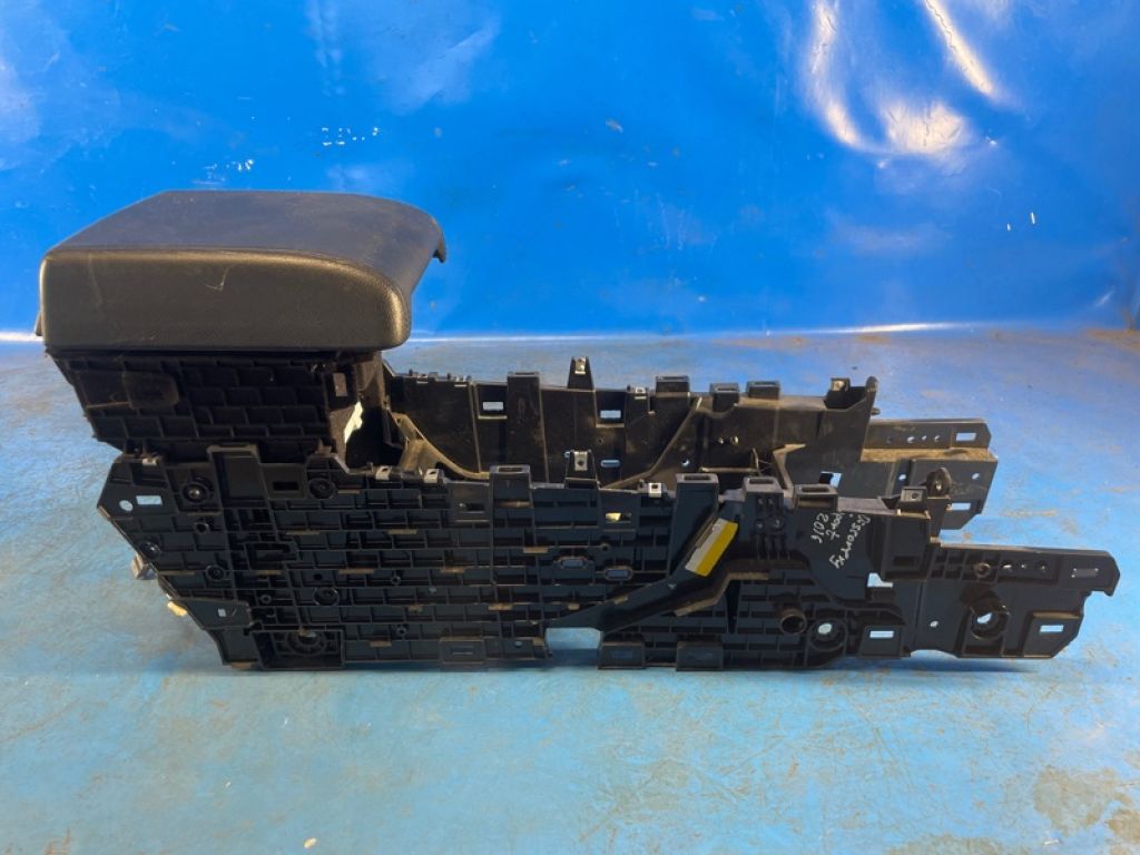 FK72-045J40-D | Підлокітник задн. LAND ROVER DISCOVERY Sport 15-19