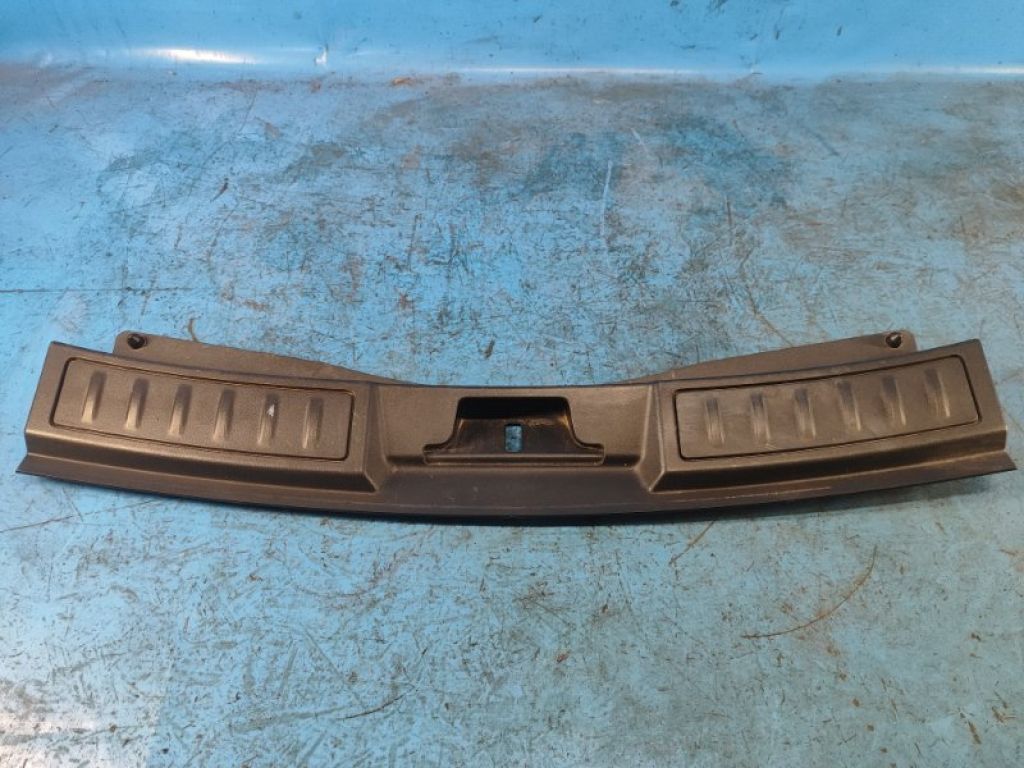 K8D2-113A10-A | Накладка на поріг багажника LAND ROVER EVOQUE 19-