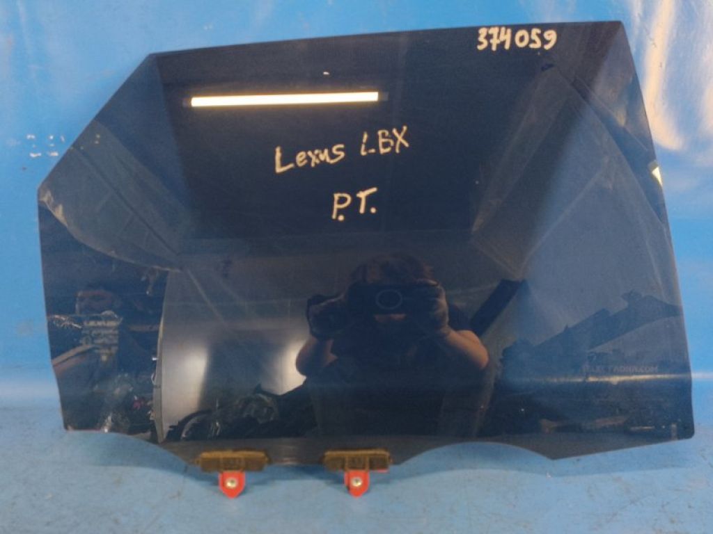 68103-52150 | Скло дверей задн. прав. LEXUS LBX 23-