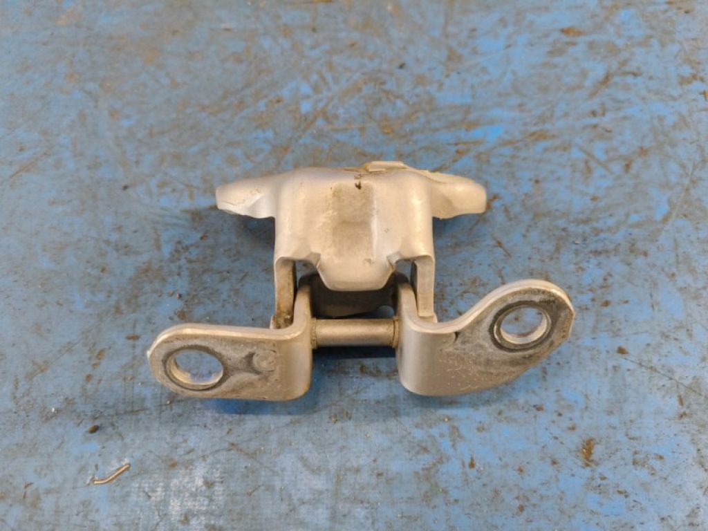 68730-12120 | Петля двері нижня передня права TOYOTA PRIUS - 30 09-17