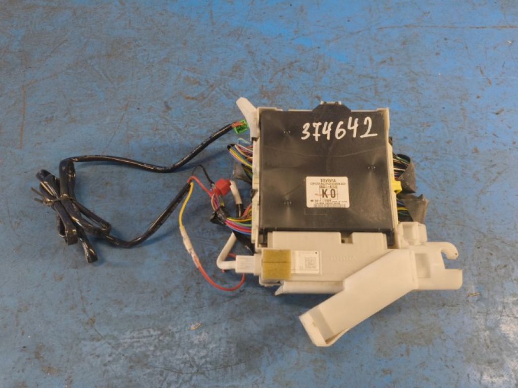 89221-47120 | Блок запобіжників TOYOTA PRIUS - 30 09-17