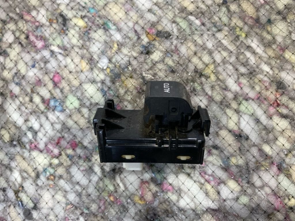 84810-33110 | Кнопка стеклоподъемника задняя левая LEXUS ES350 06-12