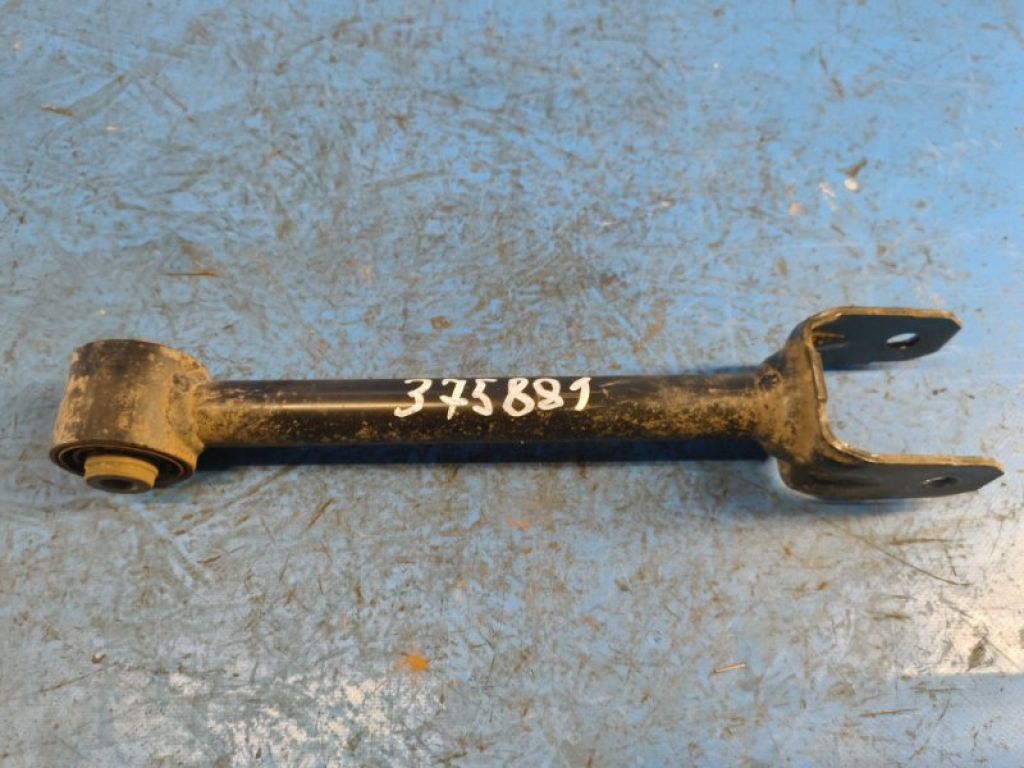 46300-57L10 | Рычаг задней подвески поперечный нижний правый SUZUKI KIZASHI 09-14