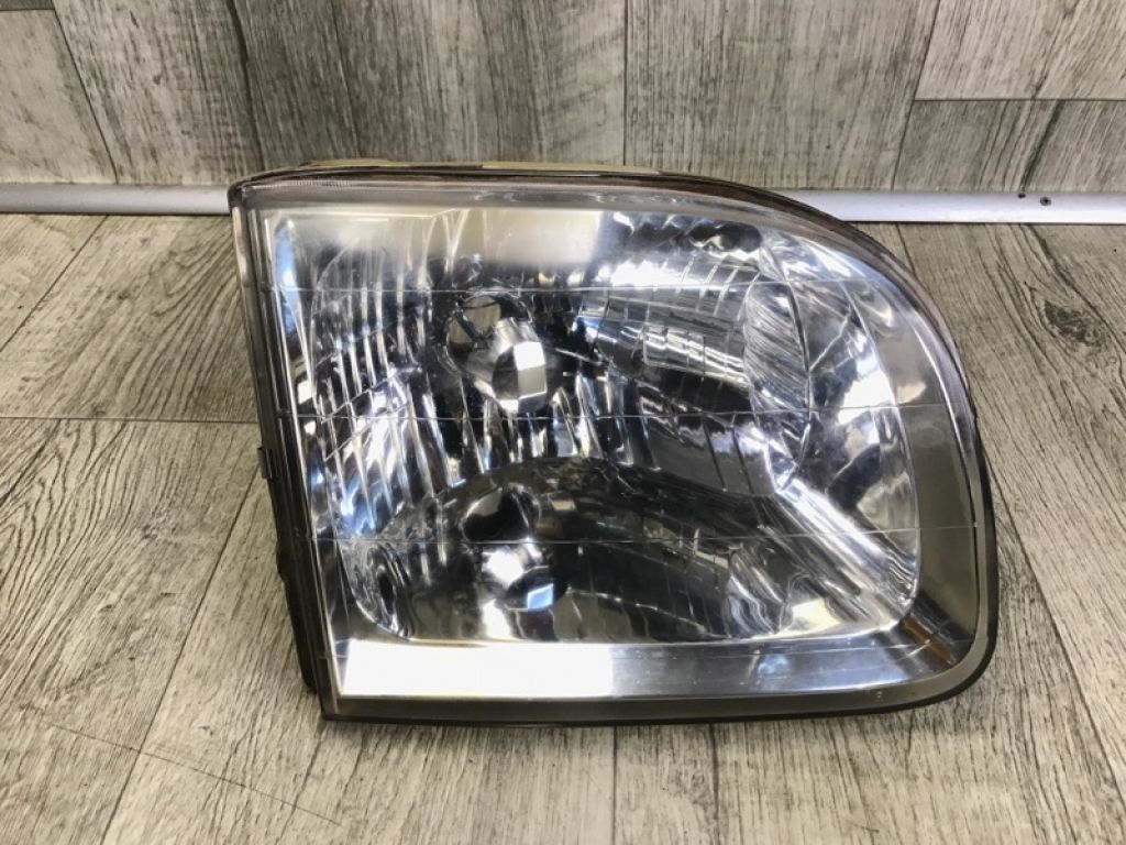 81110-0C020 | Фара права TOYOTA SEQUOIA 01-07
