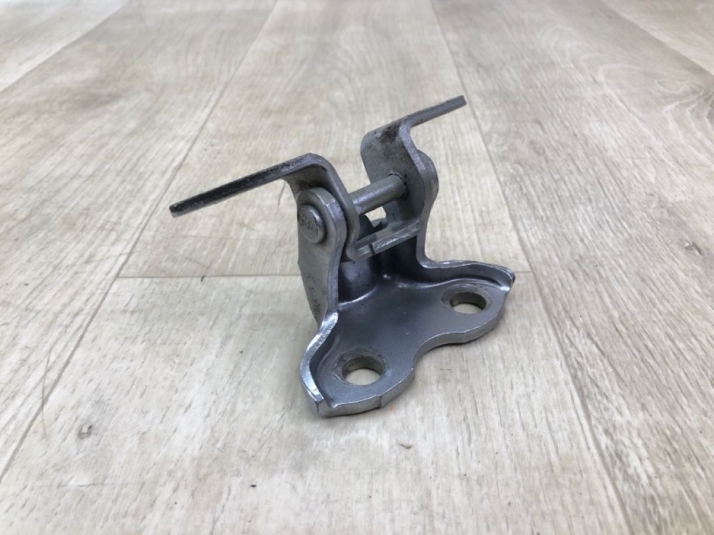 6876006010 | Петля двері верхня задня ліва TOYOTA CAMRY 70 17-