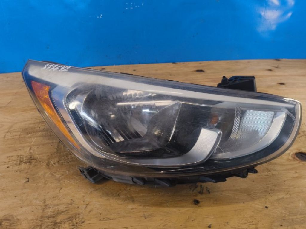 92102-1R710 | Фара права HYUNDAI ACCENT RB 10-