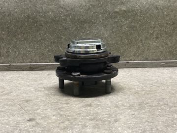 Маточина колеса передня ліва INFINITI M25/M37/M56/Q70/M35H 10-16