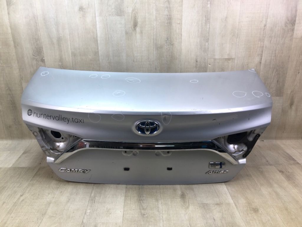 64401-06A40 | Кришка багажника TOYOTA CAMRY 55 14-17
